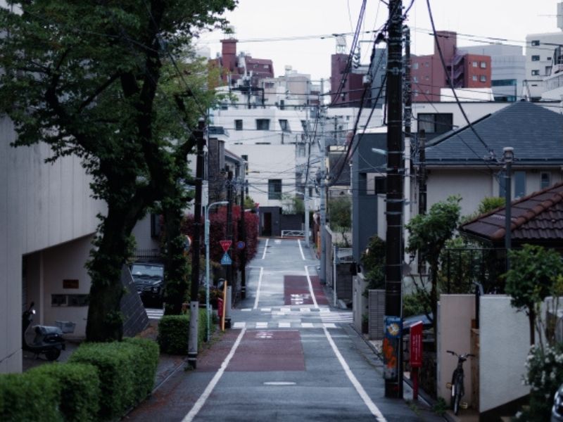 外壁塗装中に雨が降ったらどうなる？品質トラブルを防ぐ考え方