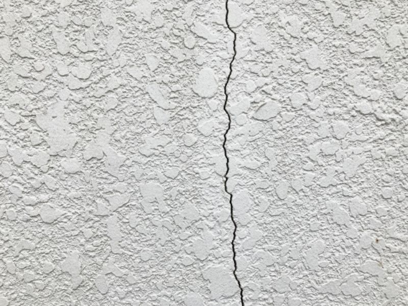 自分で見分けられる！外壁に現れる「ひび割れ」の種類と緊急メンテナンスのサイン