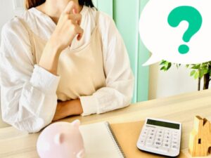 悩む女性・住宅リフォーム費用の検討イメージ