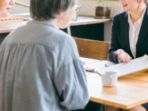 営業担当者が夫婦に書類を説明する打ち合わせ