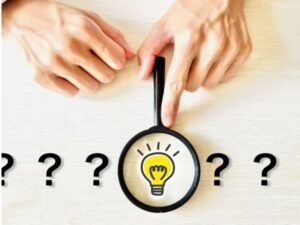 虫眼鏡と電球・疑問の中から答えを見つけるイメージ