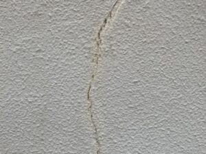 スタッコ外壁のひびや欠け