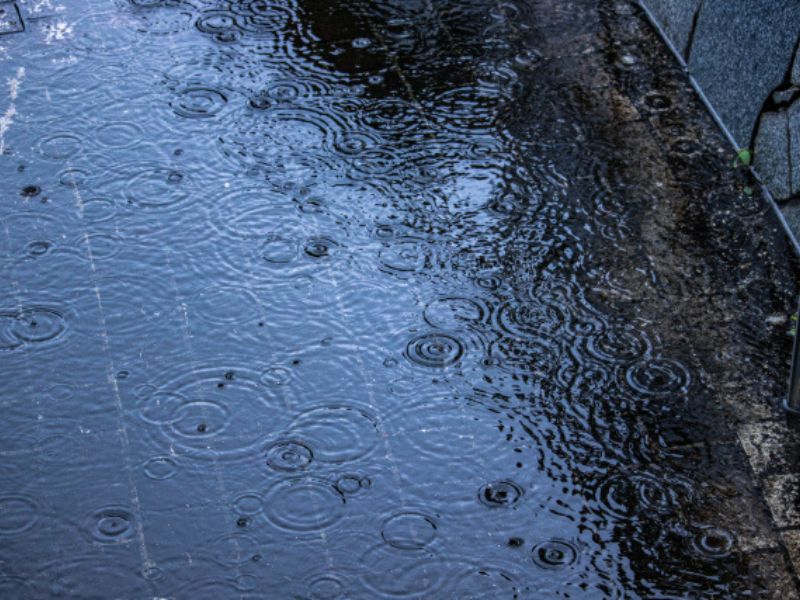 外壁塗装は雨の日にどうなる？雨天時の影響と工事スケジュールの確認ポイント